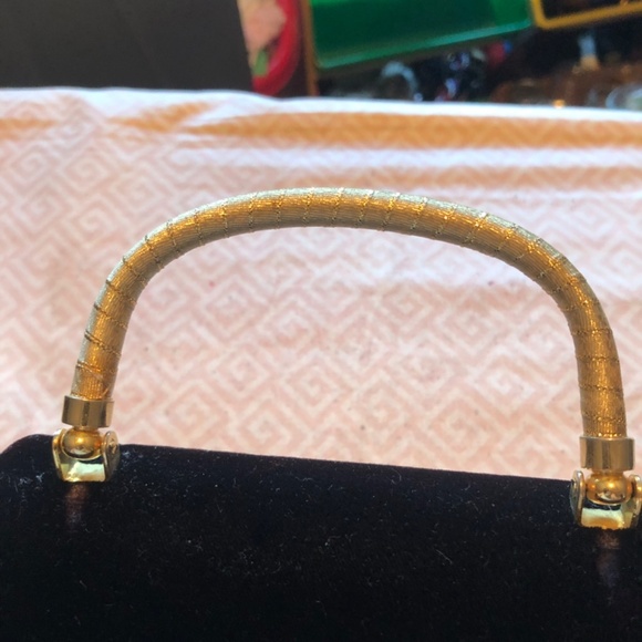 Heys international black little handbag with shoulder strap and snap closure - Picture 3 of 6